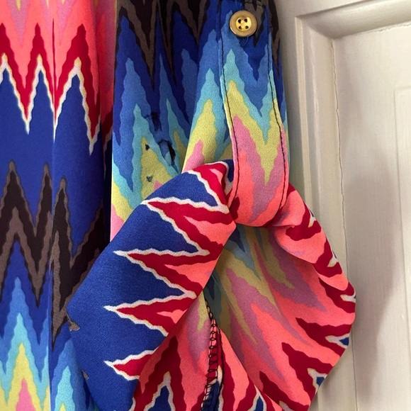 Vibrant Zigzag Patterned Women's Top Roll Tab Sleeve Size Small High Low Coverup - Picture 6 of 16